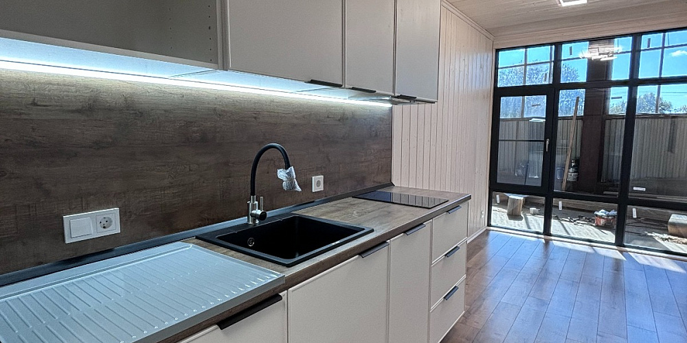 Кухня в модульном доме из морского контейнера 30 м²    Удобство и эргономика